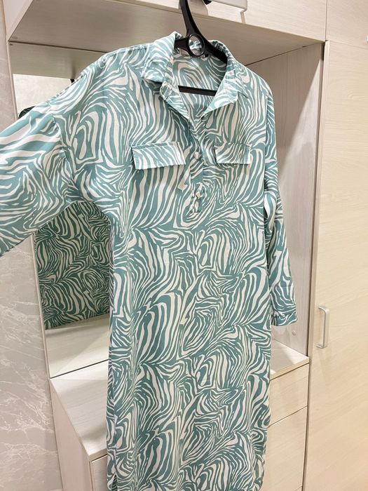 Продам стильное платье с принтом