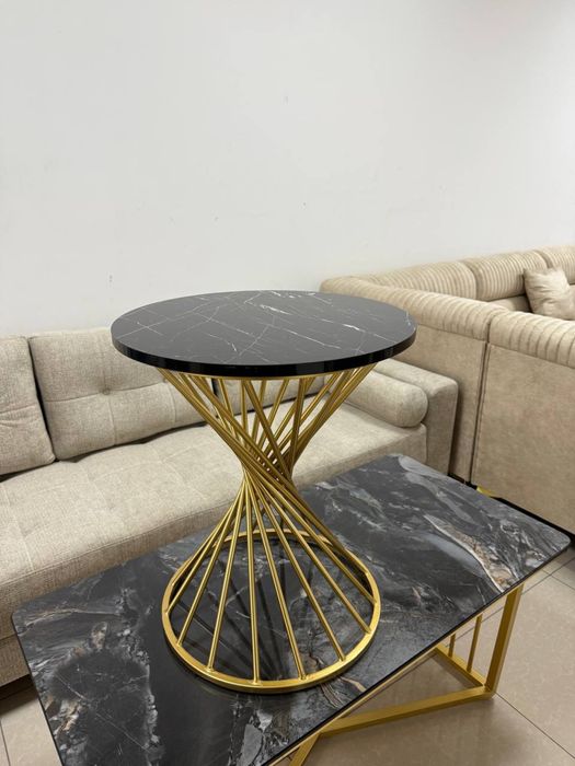 Jurnalniy stol.
﻿﻿Журнальный столик .
﻿﻿Usti akril va mdfdan yasalgan