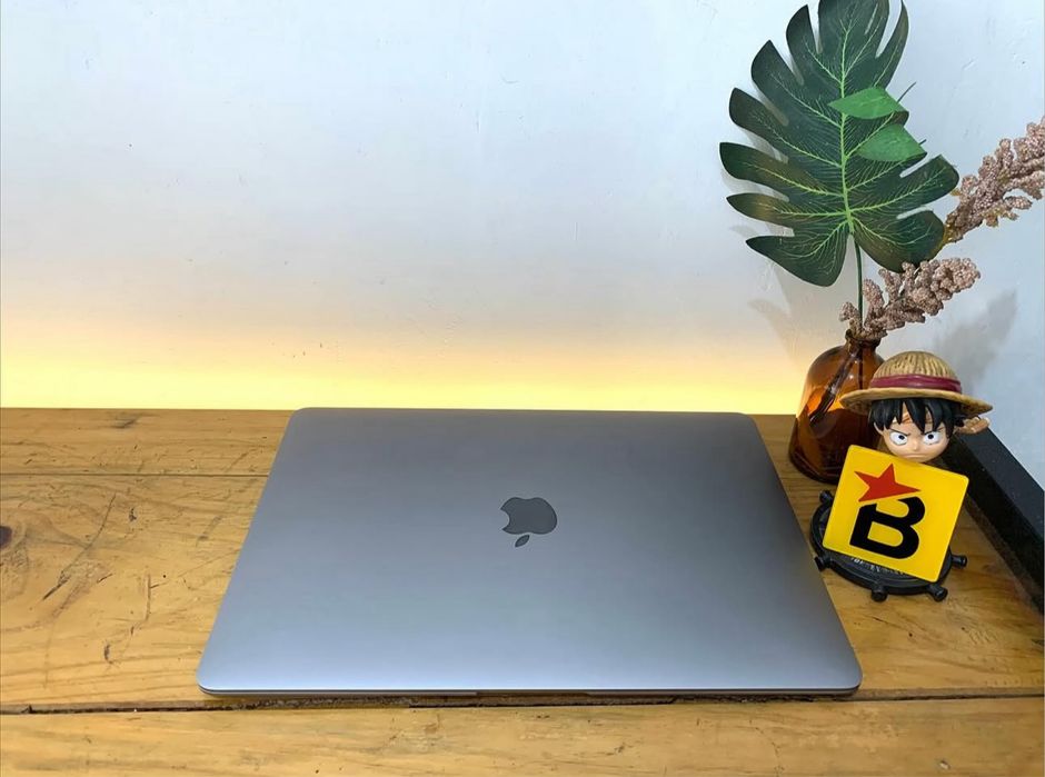 Macbook Air 2020 • i5 • 8 GB RAM • 96 % Bateria