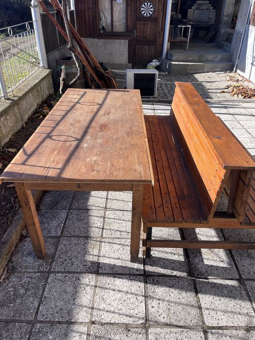 Мебели- маса и пейка