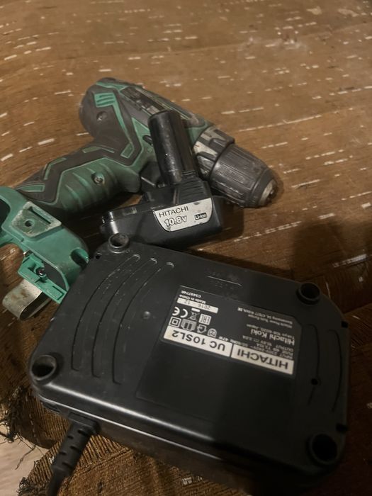 Hitachi bormasina cu 2 acumulatori incarcator si cutie