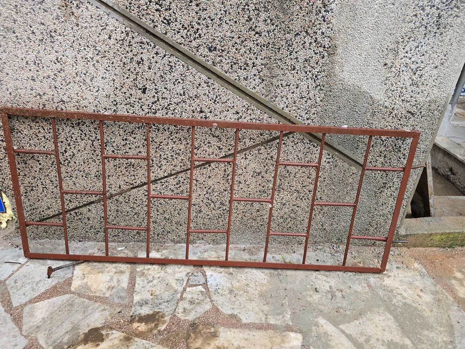 Решетки за прозорци за мазе и Железни парапети