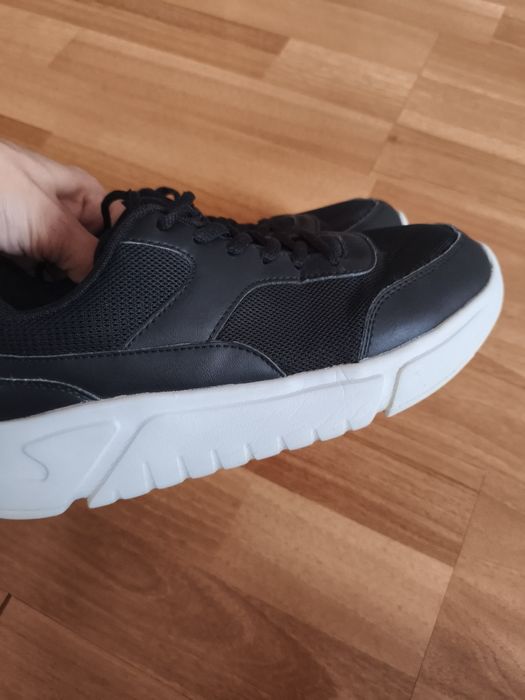 Продам кроссовки на мальчика