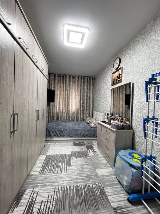 Продаётся двухкомнатная переделанная в 3х на м-в Ялангач