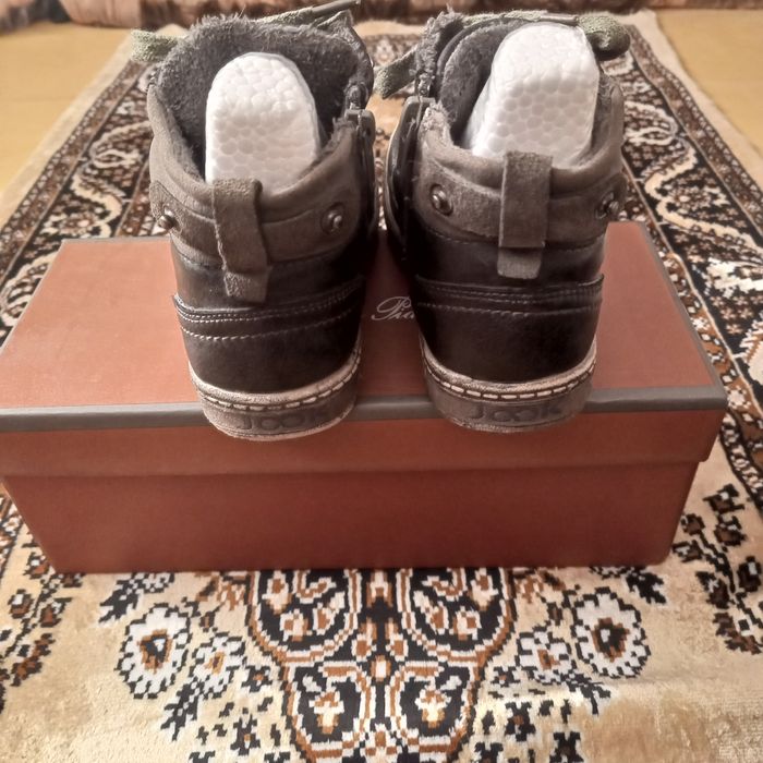 Продаются кожаные ботинки.