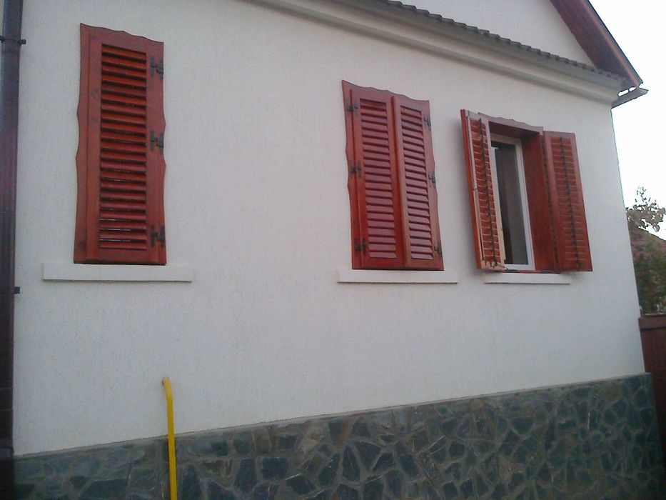 Jaluzele din lemn cu lamele rabatabile