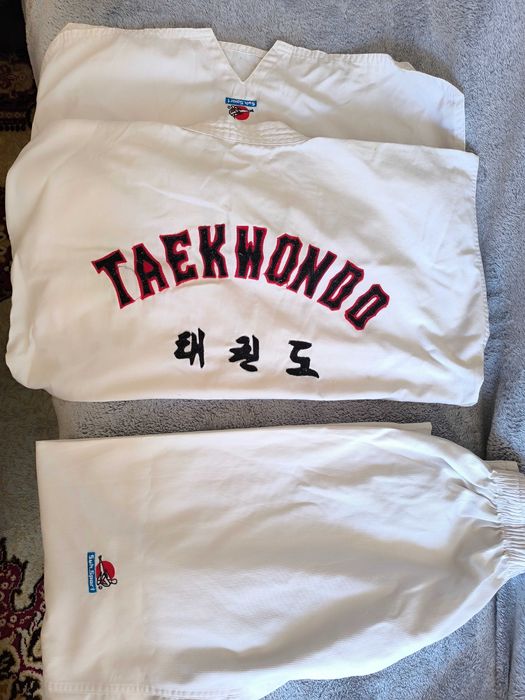 Vând set de 2 echipamente (dobok) Taekwondo mărimea 180 cm