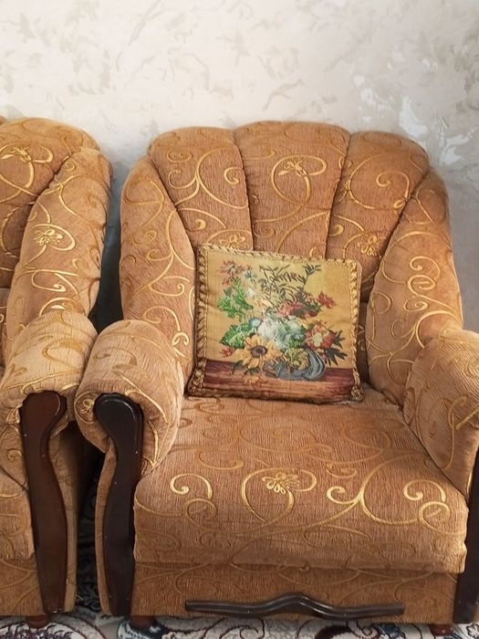 Диван кресло сотилади.