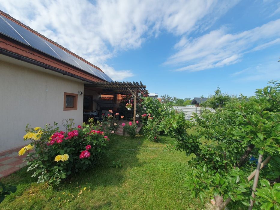 Casă de vânzare în Tuzla – 4 camere, teren 706 mp, livadă, panouri fotovoltaice