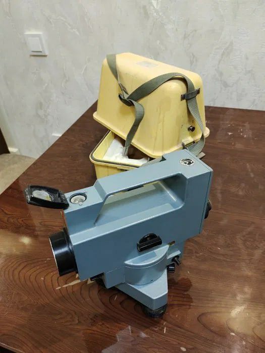 Нивелир-теодалит сотилади