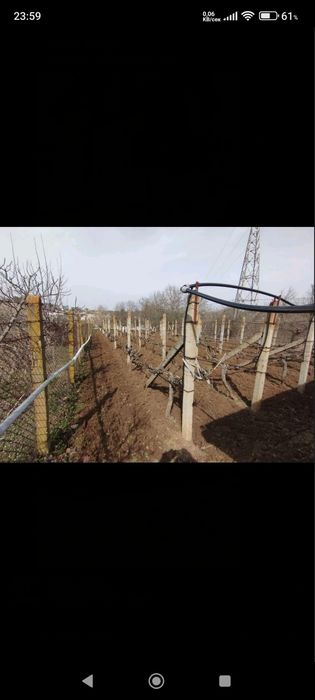 Двуетажна вила с двор.