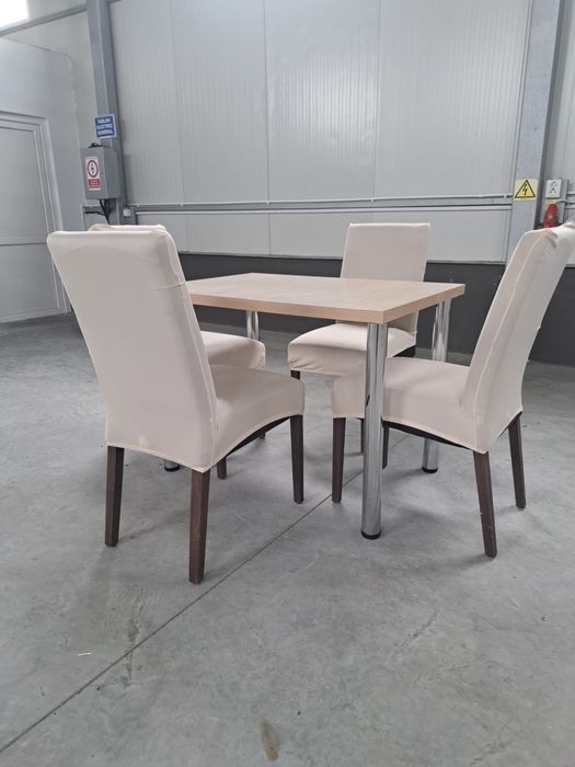 Masa de lemn bucatari dimensiuni 70x100 plus 4 scaune de bucatarie