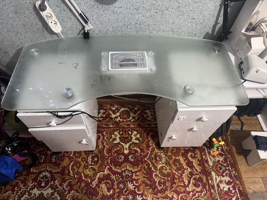 Маникюрный стол с встроенным пылесосом