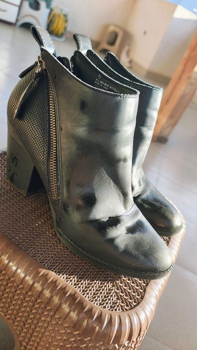 Черни къси боти с цип