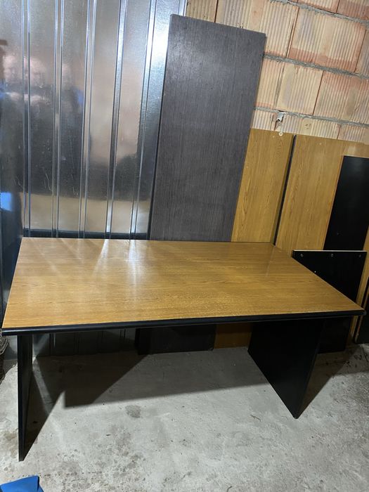 Masa birou si doua dulapiare