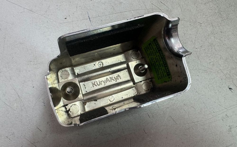 Протектор / предпазител KURYAKYN за предна спирачна помпа за Harley Davidson