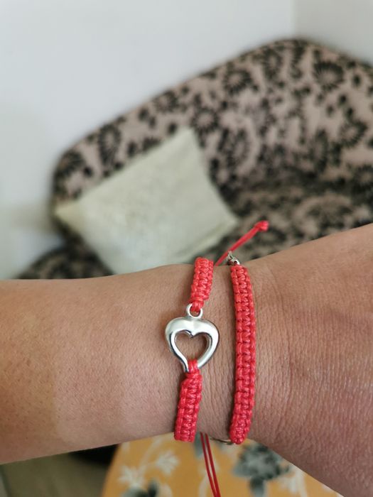 Гривни от червен конец