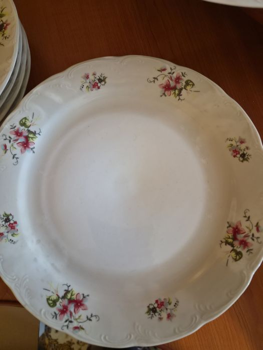 Set farfurii 2 platouri, 4 intinse, 5 putin adanci, 4 adanci, 1 castron mare, 1 solnita si  1 sosiera