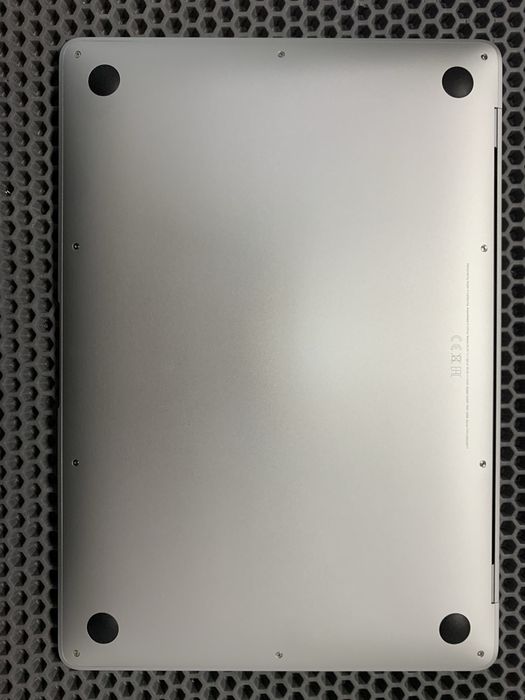 MacBook Air M1. Аккумулятор 93%.