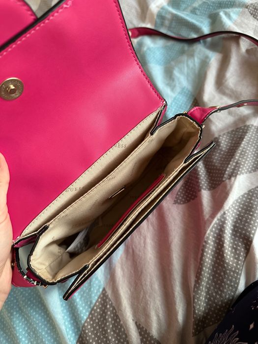 Дамска розова чанта guess hensely