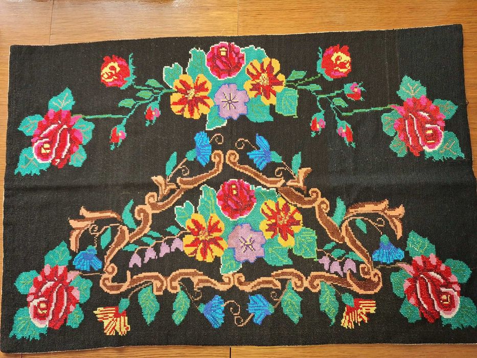 Tapiserie veche, cusută manual, cu motive florale stilizate 100x64cm
