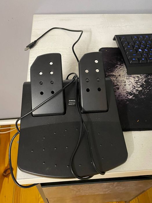 Игровой руль с педалями