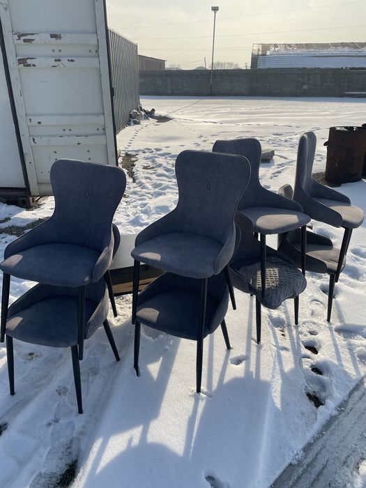 Продаю холодильник, стуля, морозильник, под телевизор, ковры есть