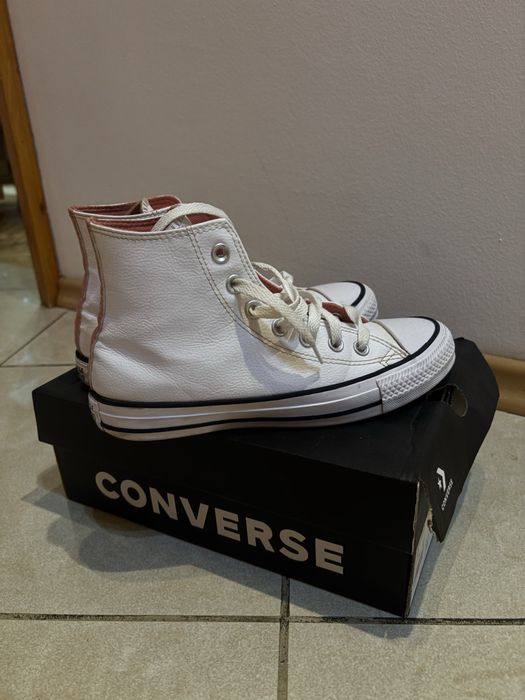 Продавам кожени кецове Converse