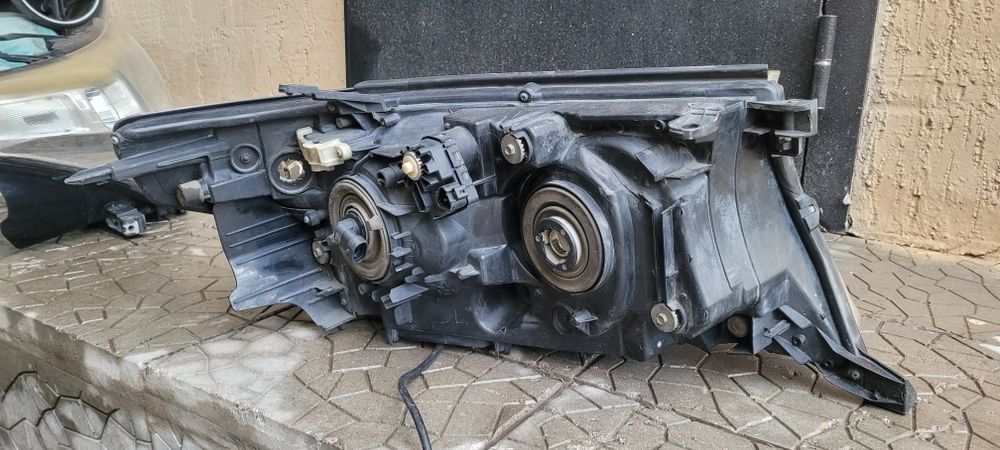 Продам пару передних фар тойота 200