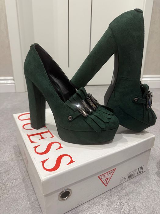 Обувки Guess с масивен ток