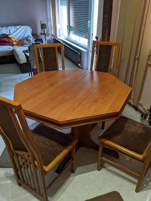 Продавам масивна маса със 6 стола