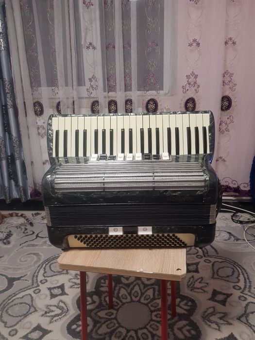 Vînd hohner 120 de bași în stare bună  1800 de lei