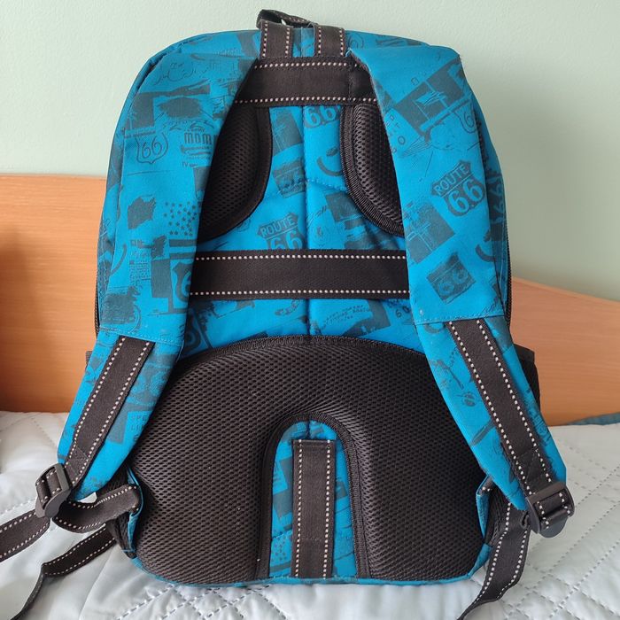 Ученическа раница с ортопедичен гръб и несесер