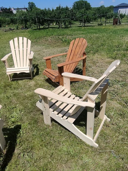 Scaune de grădină model Adirondack.