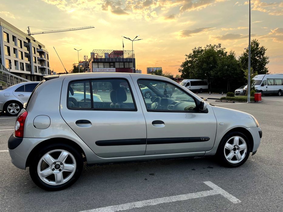 Автомобил Renault Clio 2