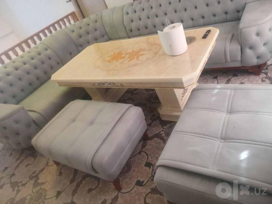 Гостиной угалок диван
