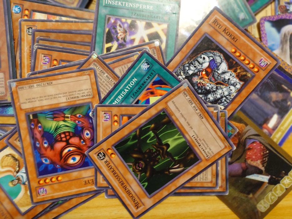 Cutie plina de cartonase YU-GI-OH - 237 cartonase