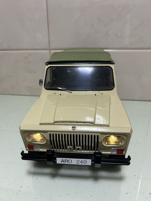 Vand macheta ARO 240 la scara 1:8