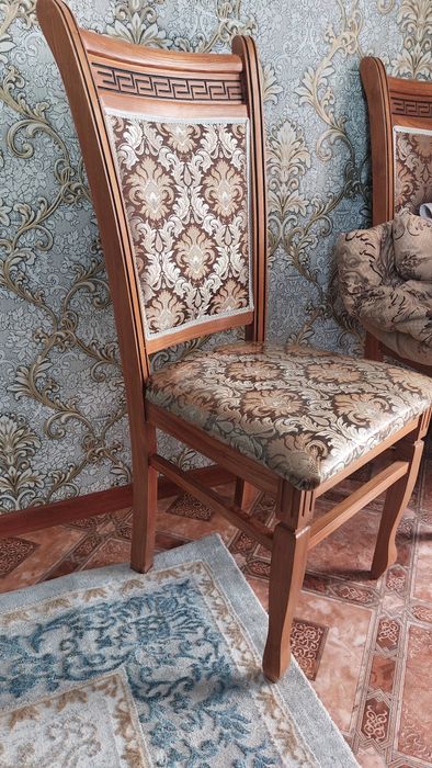 Большой стол со стульями.