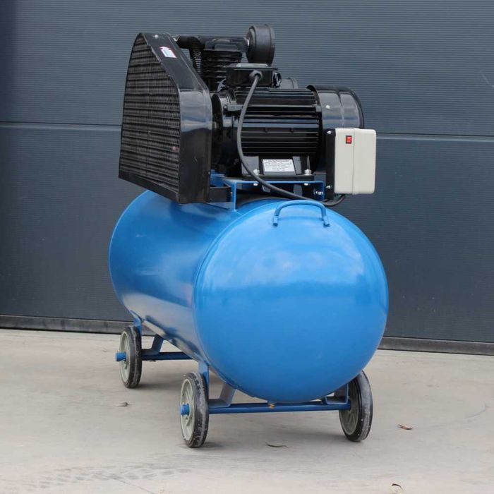 Компресор за въздух AIR TACH, 300 литра Дебит – 1050л/мин. 12.5 бара.