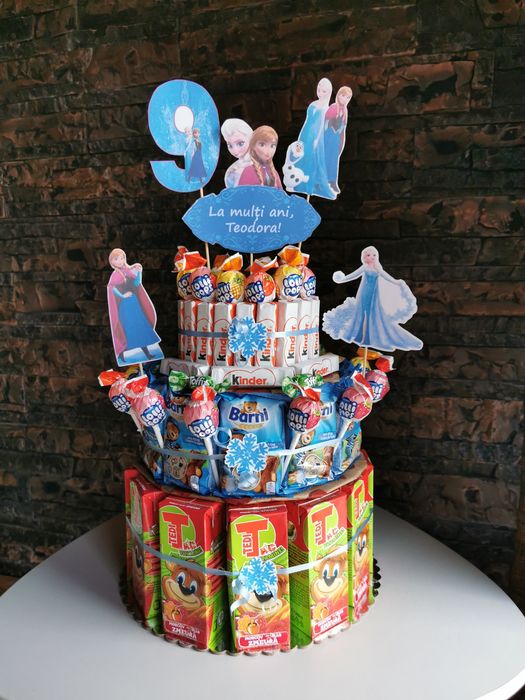 Tort din dulciuri ambalate