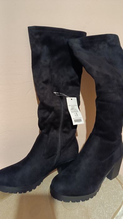 Високи черни ботуши