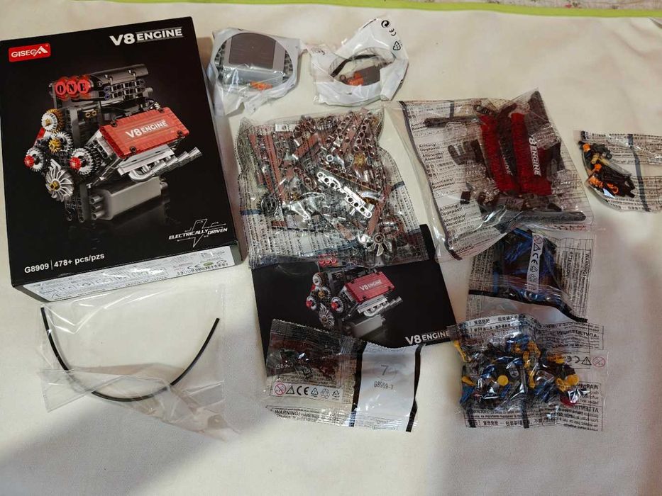 Set constructii motor V8 tip Lego 478 pcs Gisega electric
