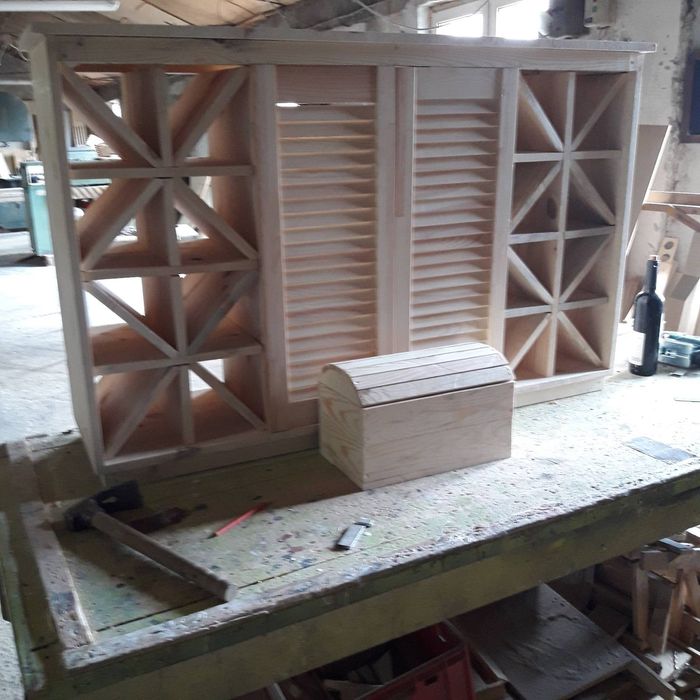 Шкаф за вино със жалузни вратички.