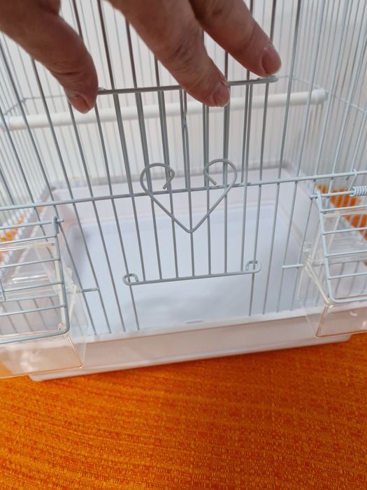 Colivie păsări cu leagăn și recipiente pentru hrană și apă