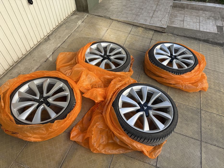 Tesla model 3 performance - джанти 20’ , оригинални с датчици