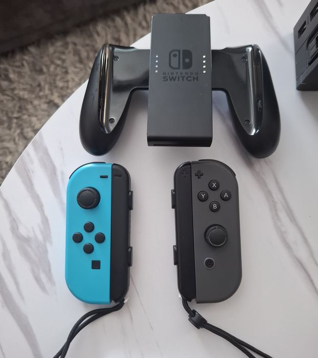 Nintendo switch + 2 джойстика + 8 игри