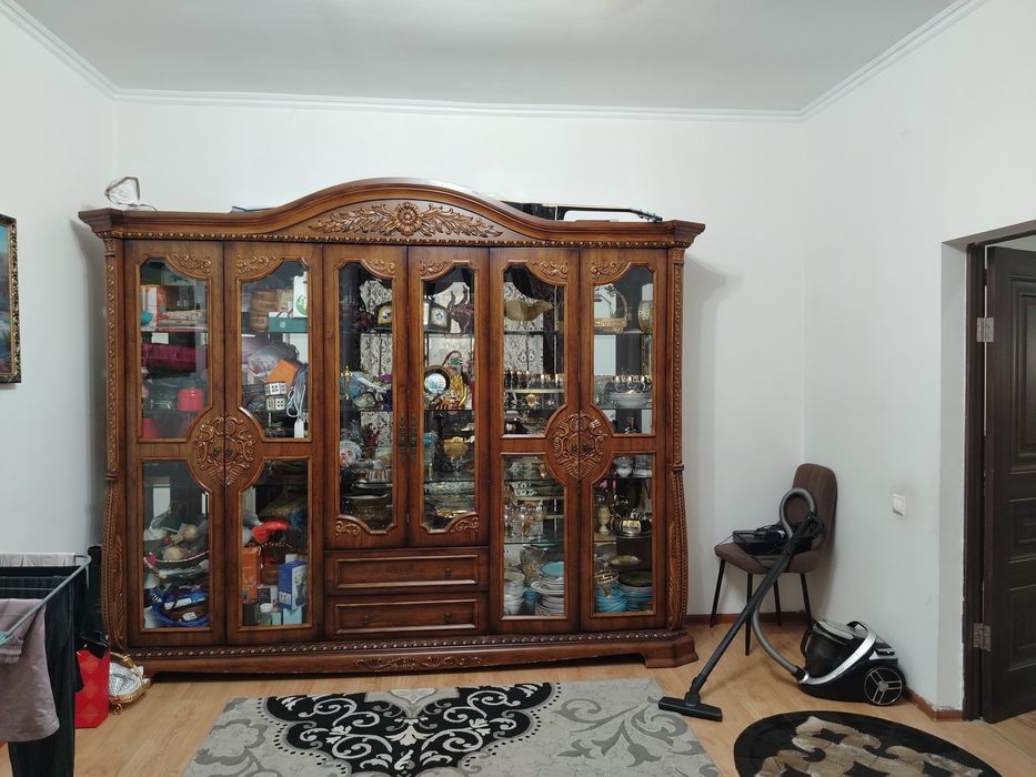 Продаётся шкаф витрина, стол со стульями, шторы и ковры