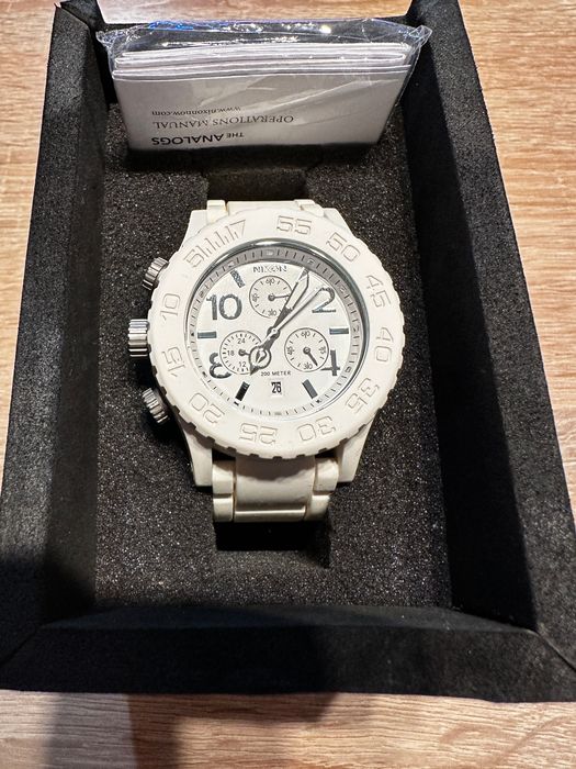 Часовник Nixon 42-20 оригинален чисто нов !