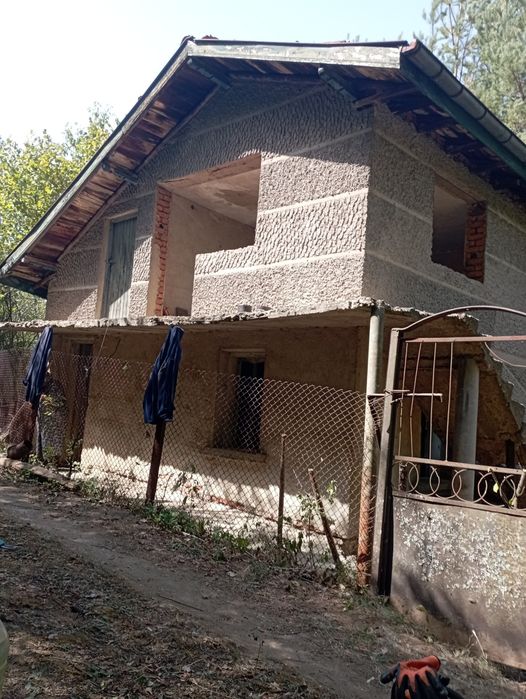 Продава се вила с дворно в Нови Искър